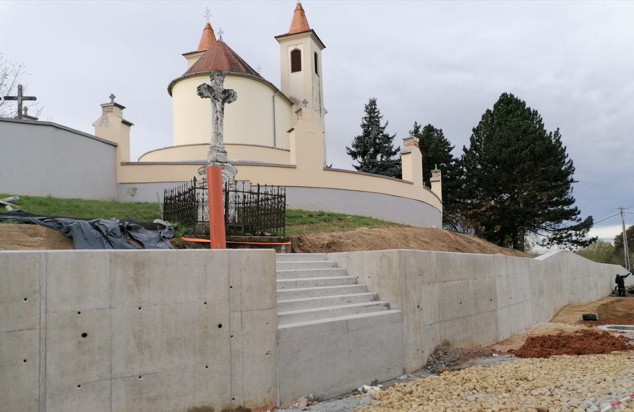 Monolit vasbeton támfal és műtárgy - 2